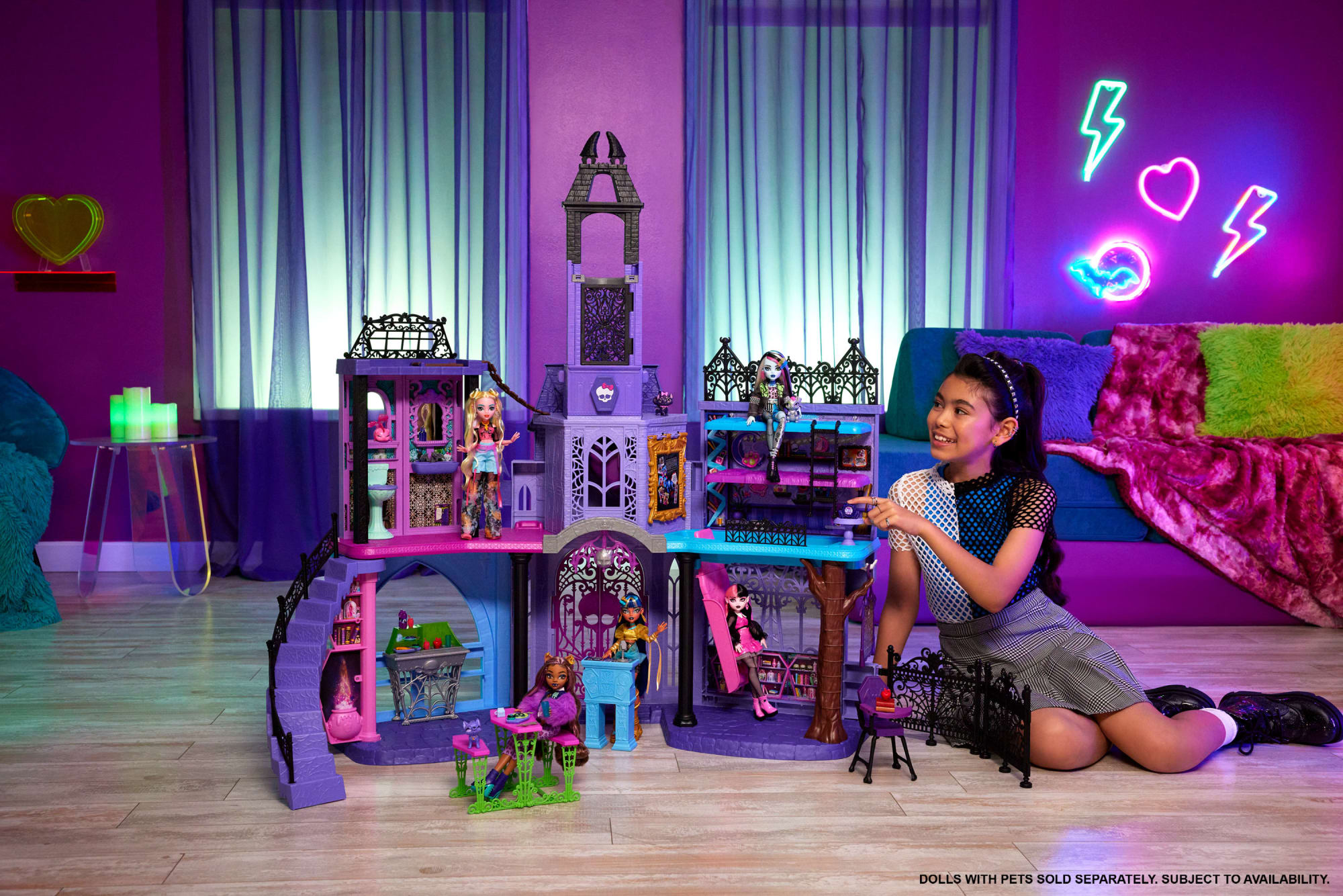 Monster high house/school top and more