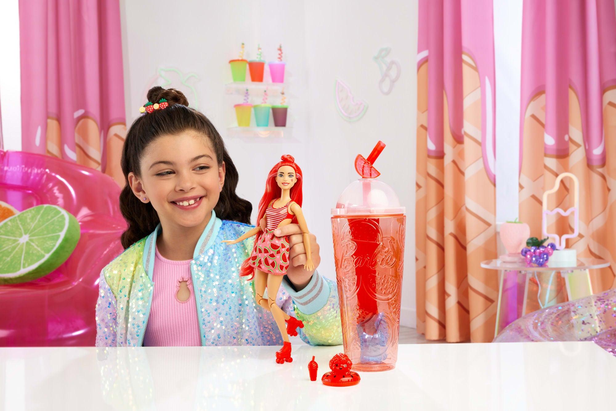 barbie pop! reveal serie frutta bambola, tema limonata di fragole con 8  sorprese tra cui cucciolo e accessori slim - Toys Center