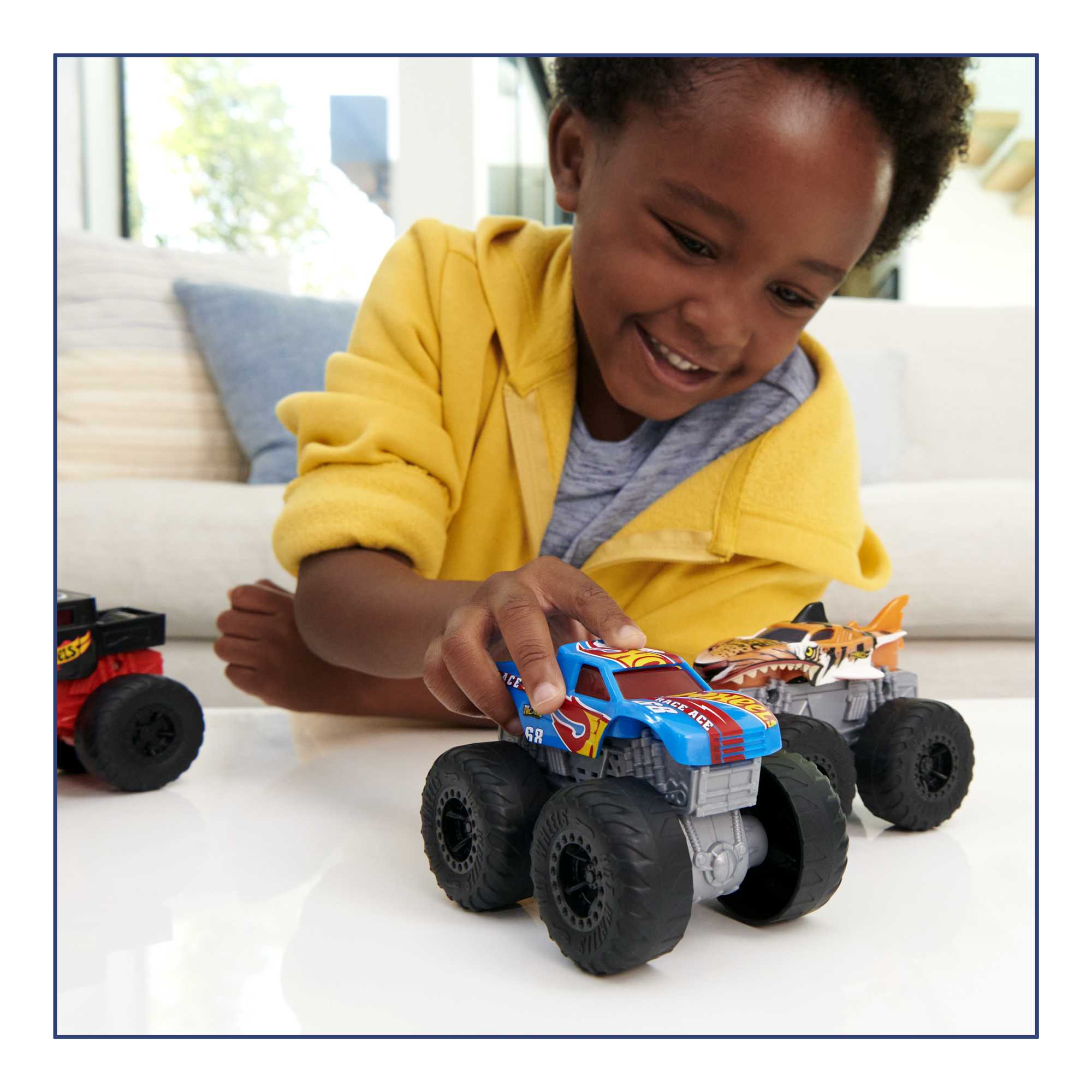 Hot Wheels Monster Trucks Véhicule Bone Shaker Sons et Lumières