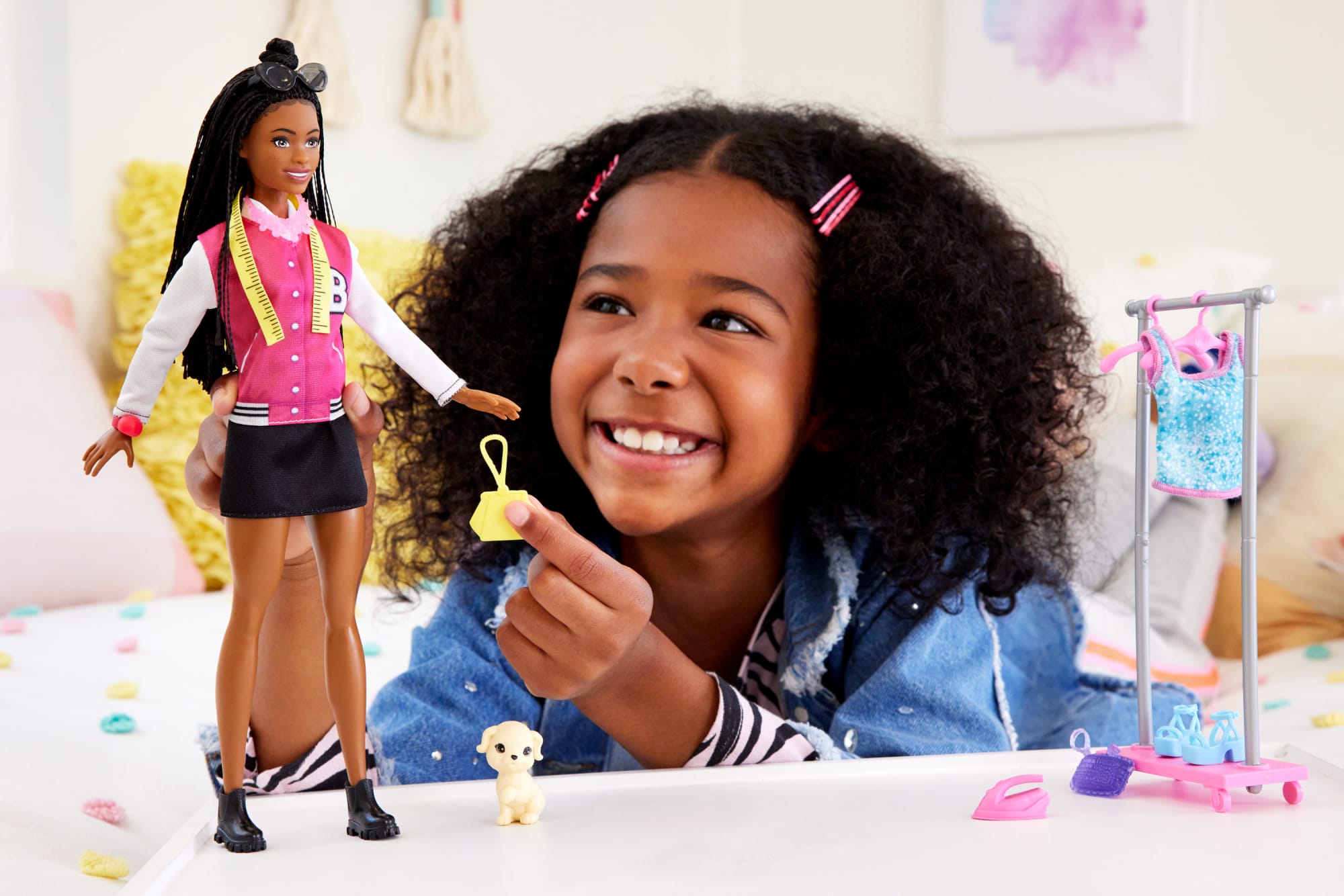 Barbie Brooklyn Coffret de Jeu Poupée Coiffeuse et 14 Accessoires