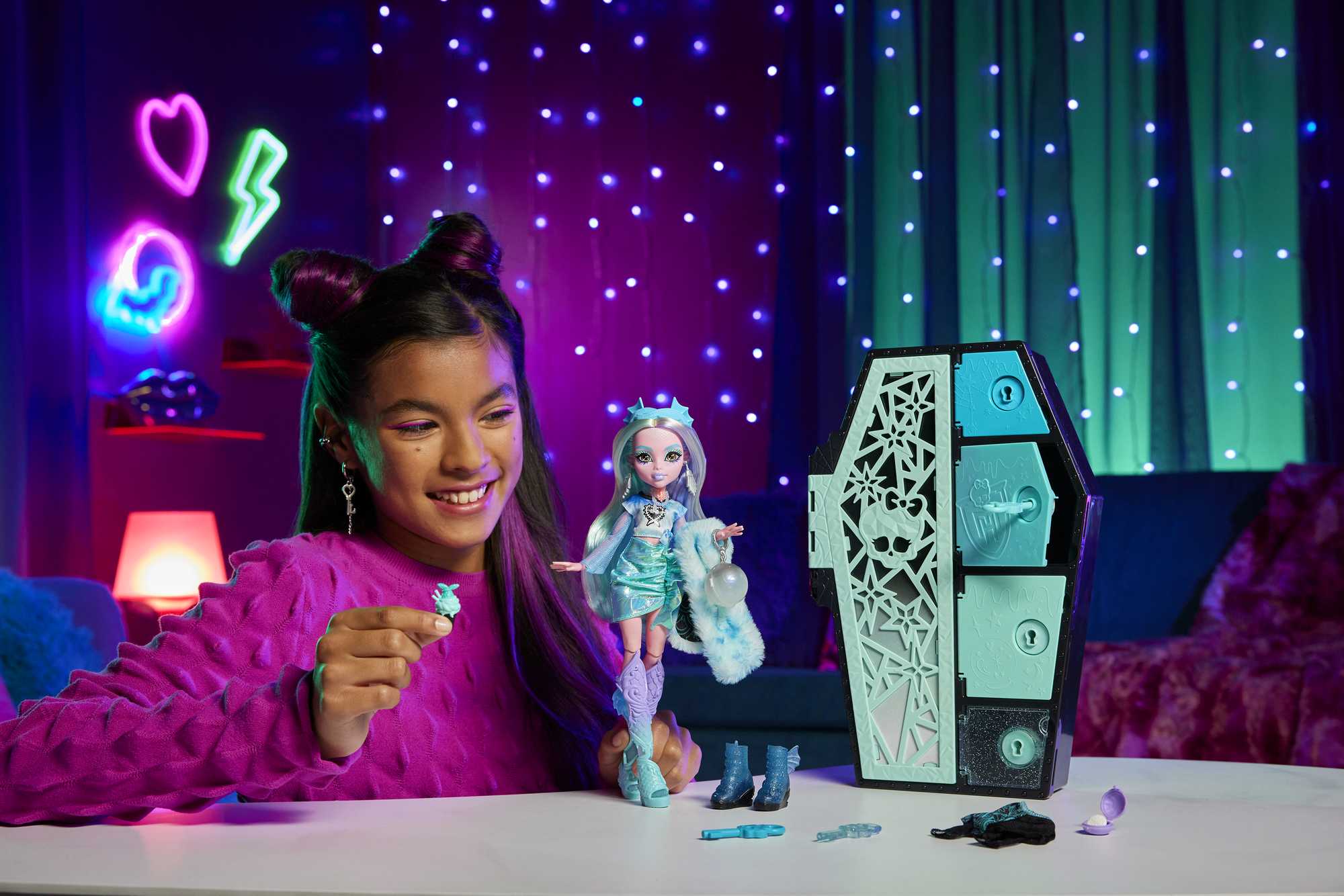 Monster High Skulltimate Secrets Cleo de Nile Doll and Fashion Set with  Dress-Up Locker