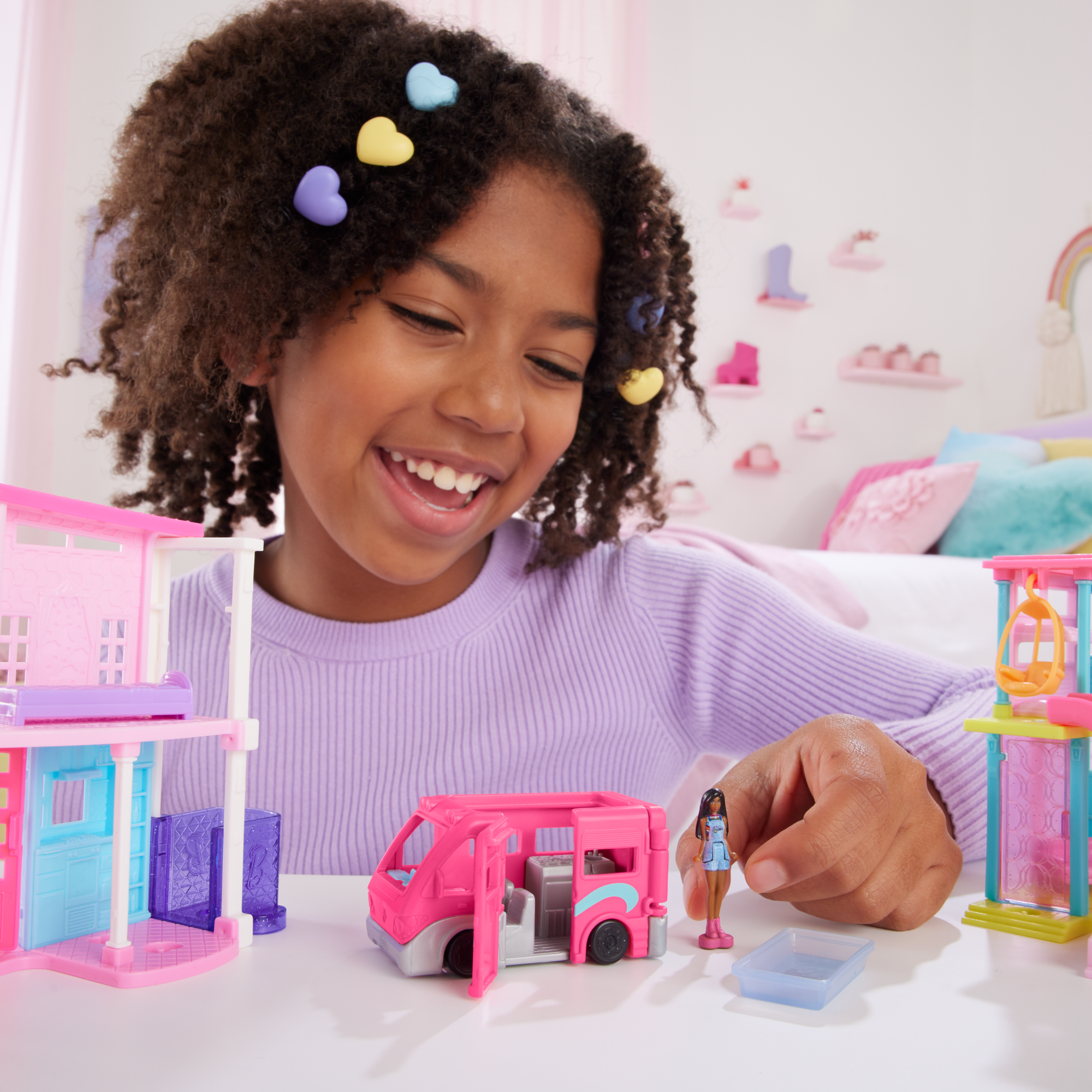 Barbie Coffret Bateau De Rêve Mini-BarbieLand Avec Une Poupée, Un Bateau Qui Change De Couleur Une Piscine Et Un Toboggan Amovible