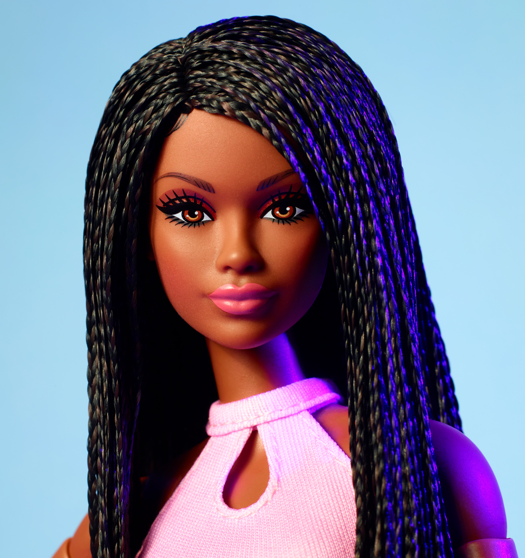 Barbie Looks Poupée Barbie à collectionner n° 22 avec coupe garçonne et tenue moderne des années 2000, combinaison tour de cou rose à sequins avec chaussures à talons argentées, HRM14